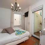 Otel Antica Repubblica In The Historical Center 2 Minutes Away,at 100mt, From The Sea