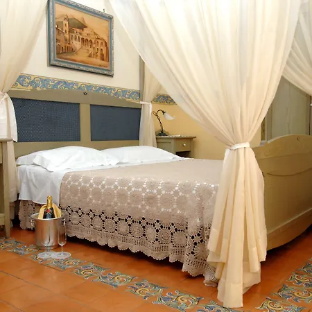 Готель Antica Repubblica In The Historical Center 2 Minutes Away,at 170mt, From The Sea
