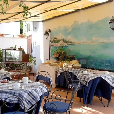 Готель Antica Repubblica In The Historical Center 2 Minutes Away,at 170mt, From The Sea